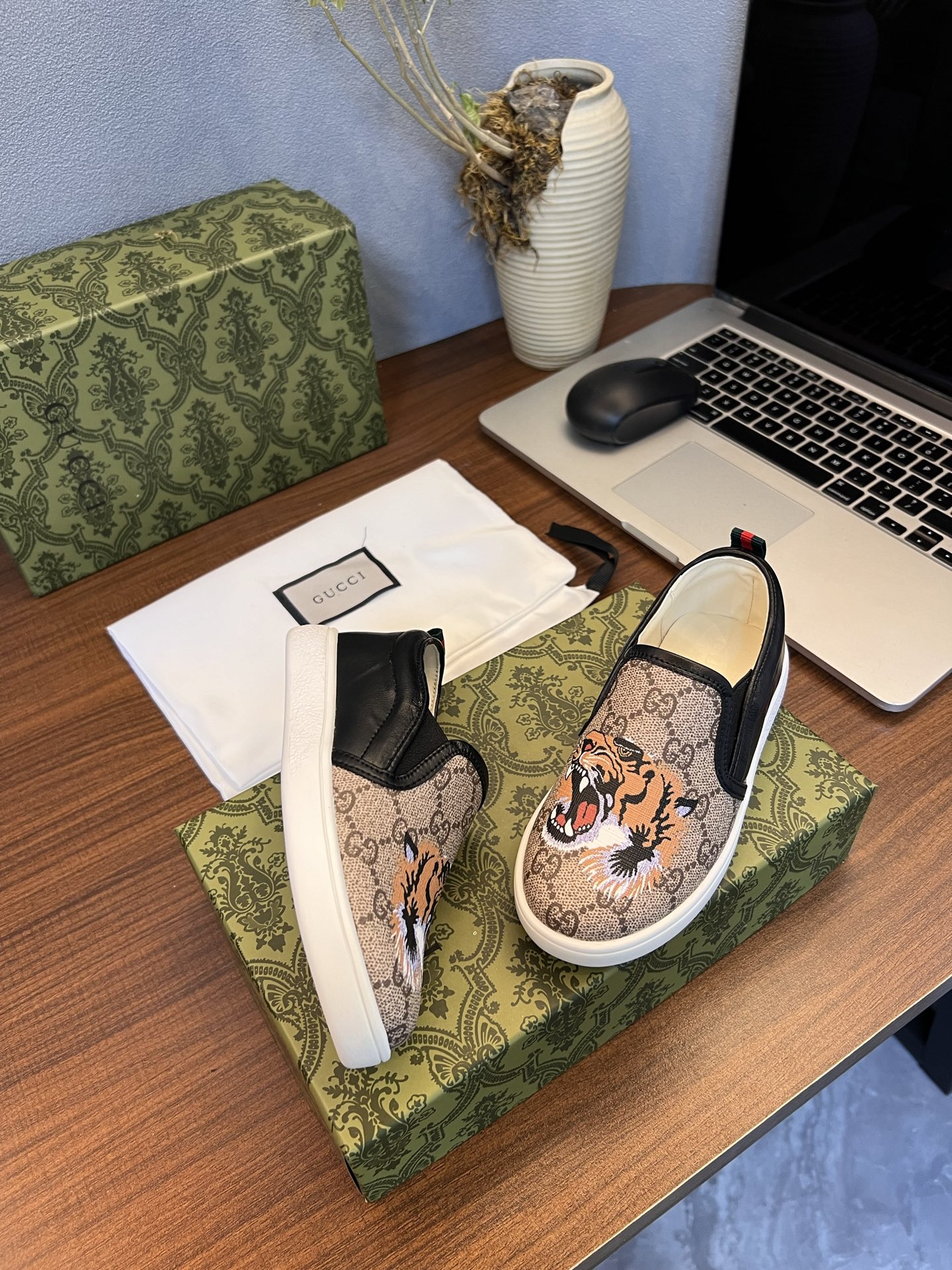 Children's shoes child